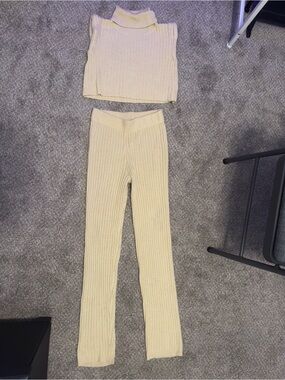 High-Waist Ribbed Knit Leggings in Pale Yellow